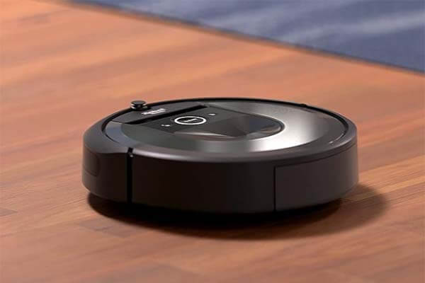 Roomba Combo i8+ aspirando suelo duro